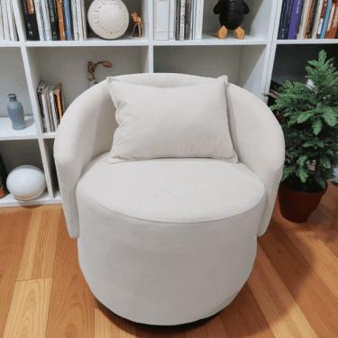Imagem de Poltrona Bella Decorativa para Escritório em Bouclé com Almofada Off White