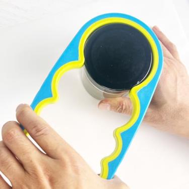 Imagem de Abridor de frascos antiderrapante - removedor de lata e tampa de garrafa de borracha para tampas teimosas. Dispositivo de cozinha ergonômico para idosos e pessoas com mãos fracas ou pequenas