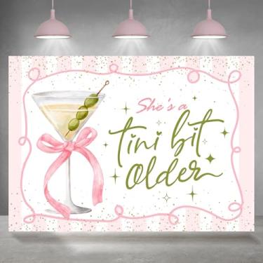 Imagem de Rsuuinu Pano de fundo de fotografia com laço rosa "She's A Tini Bit Older Older" para meninas, decorações de festa de aniversário, faixa de mesa de bolo, lembrancinhas, adereços de estúdio de cabine