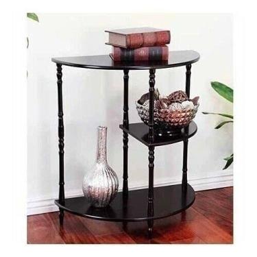 Imagem de Mesa de cabeceira de madeira com acabamento cerejeira na extremidade lateral atrás do sofá com 3 prateleiras