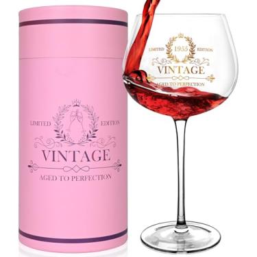 Imagem de LUXULISH Presentes de aniversário de 70 anos para mulheres, taça de vinho vintage 1954 de 590 ml com letra dourada, decorações de aniversário de 70 anos, ideias engraçadas de presente de aniversário