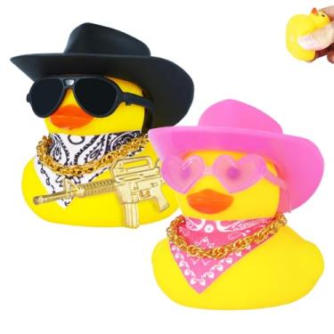 Imagem de 2 peças de enfeites de carro de pato de borracha com chapéu de caubói, óculos de sol, colar e cachecol - decoração de painel faça você mesmo para carro, escritório, acessórios para casa (patos