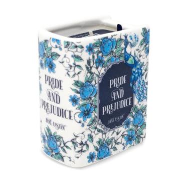 Imagem de Steel Mill & Co Vela perfumada com tema de livro em formato de novidade, vela de 142 g com notas de bergamota e musgo, presente exclusivo para leitores (orgulho e preconceito)