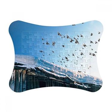 Imagem de Moldura de quebra-cabeça branca da casa dos pássaros com céu de neve para decoração de imagem