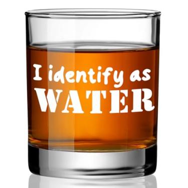 Imagem de Ymzkpoa Presentes engraçados de uísque para homens, pai, avô, namorado, amigos, colega de trabalho, chefe, gerente, eu me identifico como copo de uísque de água, gag bourbon, cerveja, presentes de