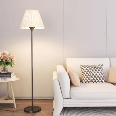 Imagem de Luminária de chão moderna e minimalista com cúpula de tecido e detalhes em metal polido, ideal para leitura em cantos de sofás, perfeita para sala de estar e quarto.