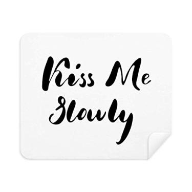 Imagem de DIYthinker Limpador de tela Kiss Me Slowly Quote pano de limpeza de escrita à mão 2 peças tecido de camurça