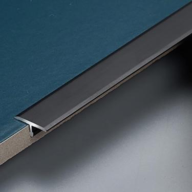 Imagem de Rampa de entrada para caminhantes de faixa de transição de piso, faixa de limite de carpete e madeira, tiras de transição de costuras de piso de alumínio, piso de porta interna/acabamento de