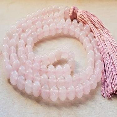 Imagem de Japamala 108 contas pedra quartzo rosa - Atelie da Lou
