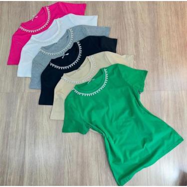 Imagem de T-shirt básica com detalhes em pedraria