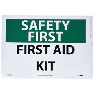 Imagem de NMC Placa SF41PB OSHA, legenda "SAFETY FIRST - FIRST AID KIT", 35,56 cm de comprimento x 25,4 cm de altura, vinil sensível à pressão, preto/verde em branco