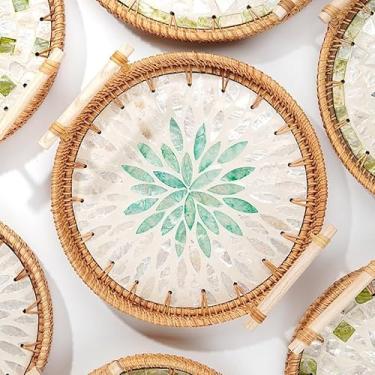 Imagem de Bandeja de casca de vime natural tecida à mão – cesta de servir redonda com alças de madeira, design decorativo de mosaico costeiro para casa e cozinha