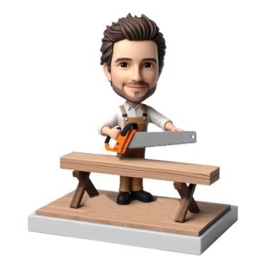 Imagem de Bobblehead de carpinteiro com serra e bancada feita à mão personalizada da sua foto para colegas carpinteiros, ideal para colocar em um estúdio de marcenaria