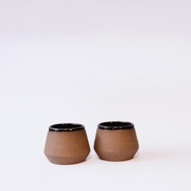 Imagem de 2 Copos em Formato Diamante | Cerâmica Artesanal; Aprox 110ml; Produzido Manualmente; Perfeito para Café de Máquina ou Coado; Design Especial; Ume Cerâmica (PRETO)
