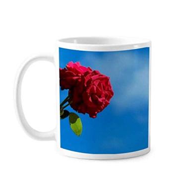 Imagem de Céu azul rosas vermelhas folhas verdes caneca cerâmica café porcelana copo talheres canecas xícara