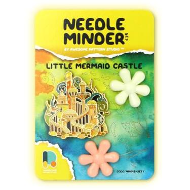Imagem de Awesome Pattern Studio Conjunto de Agulha Minder - Minder de Agulha Magnética Castelo Pequena Sereia + 2 Passadores de Agulha. Pino de Esmalte para Ponto Cruz, Bordado e Artesanato