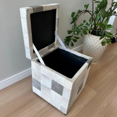 Imagem de Puff Baú Quadrado Couro Cinza Claro Quadriculado Pés Fixo