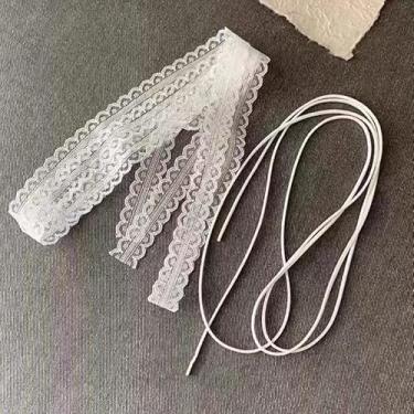 Imagem de Cachecol de renda em camadas boêmio para mulheres com gargantilha minimalista de renda branca vazada colar vintage com pingente de tatuagem joia para mulheres presente