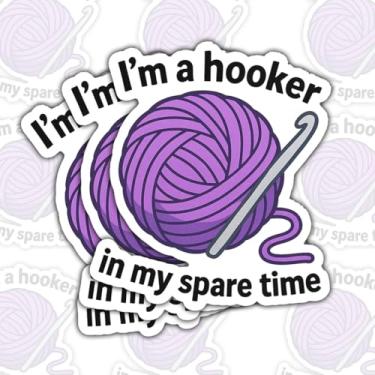 Imagem de Adesivos engraçados de vinil com bolas de crochê para artesãos e amantes de crochê, 3 peças I'm a Hooker in My Spare Time. Adesivos cortados à prova d'água para laptop, garrafa de água, telefone