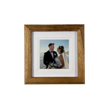 Imagem de Mekenluo Porta-retrato rústico retrô de madeira 10 x 10 cm com suporte de parede de acrílico e exibição de mesa, moldura feita à mão com tapete para exibição de fotos de formatura, imagem de família