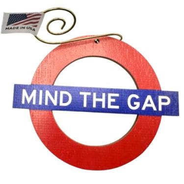 Imagem de Enfeite Mind The Gap London England Underground Sign Lembrança Britânica Decoração de Árvore de Natal Feito à Mão e Pintado nos EUA