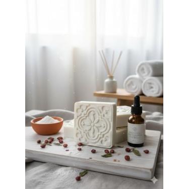 Imagem de Sabonete pele de porcelana Dolomita com - Extrato de Leite de Cabra, Manteiga de Karité, Óleo de rosa mosqueta, argila branca, essencia de chá branco. 100 gramas