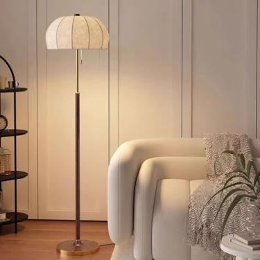 Imagem de Abajur de chão com cúpula de tecido estampado, estilo clássico, decorativo, vertical, para leitura, ideal para sala de estar e quarto, com base em madeira de freixo e interruptor de cordão.