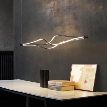 Imagem de Luminária pendente LED dimerizável preta, moderna, para mesa de jantar, com controle remoto, design ondulado e altura ajustável. Ideal para iluminação interna de cozinhas e escritórios.