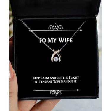 Imagem de SpreadPassion Lindos presentes de esposa, Keep Calm and Let The Flight Attendant Wife Handle It, colar inspirador de osso da sorte para esposa do marido
