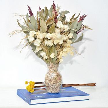 Imagem de Arranjo de flores desidratadas carvalho e bounganville branco + vaso de vidro