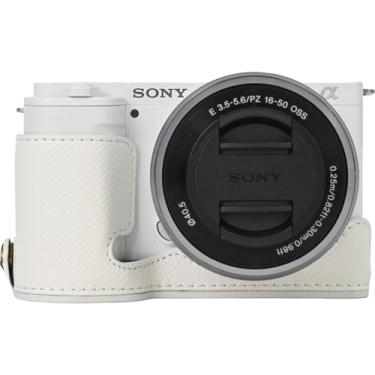 Imagem de Capa para ZV-E10, capa BMAOLLONGB feita à mão em couro de fibra de carbono PU para meia câmera, versão com abertura inferior para Sony Alpha ZV-E10 com alça de mão (branca)