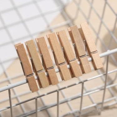 Imagem de 50 peças de mini prendedores de roupa de madeira – prendedores de roupa pequenos para secar roupas e projetos de artesanato de fotos DIY, pequenos pinos de madeira multiuso (cor de madeira, 50 peças)