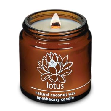 Imagem de Hemlock Park Vela de pavio de madeira crepitante feita à mão com cera de coco natural (pequena 113 g, flor de lótus)