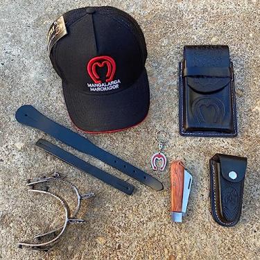 Imagem de Traias country para peões kit country completo com boné capa de celular canivete bainha para o canivete espora correia e chaveiro feitos de materias super resistentes imperdivel (Preto)