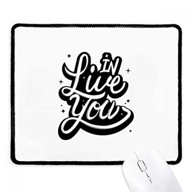 Imagem de Mousepad com citação Live in You e escrita à mão com borda costurada preta antiderrapante