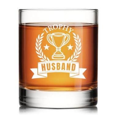 Imagem de RZHV Troféu marido copo de uísque à moda antiga, presentes engraçados de aniversário de Natal para marido pai tio avô homens, aniversário dia dos namorados presentes de ano novo de esposa para pai