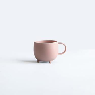 Imagem de KIKIME marumi Caneca mini 185 g – Mini caneca japonesa de porcelana com tripé Mino Ware, design de mistura automática, pode ir ao micro-ondas e à máquina de lavar louça (rosa)
