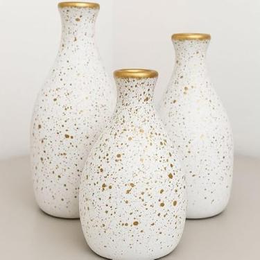 Imagem de Kit Trio 3 Vasos Cerâmica Decorativo Enfeite Decoração Elegante Casa Rack Conjunto Decorado Loja Estante Sala Cozinha(BRANCO C/RESPINGOS DOURADO)