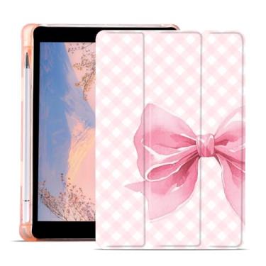 Imagem de AdorableWhimsy Linda capa xadrez rosa laço para iPad 10ª geração 2022 10,9 polegadas / iPad (A16) 11ª geração 2025 11 polegadas com suporte para lápis, capa protetora de couro com três dobras