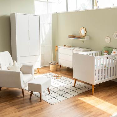 Imagem de Kit Quarto Theo com Pés Retrô Mel - Berço + Cômoda 3 Gavetas e 1 Porta + Guarda-Roupa 2 Portas + Poltrona de Amamentação Lola com Puff - Branco