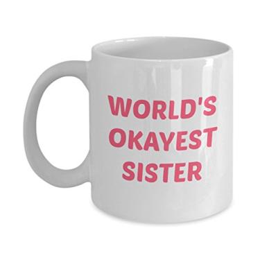 Imagem de Caneca Worlds Okayest Sister – Presente para irmã – Caneca de café de cacau quente divertido – Ideia de e Natal
