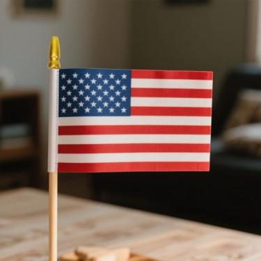 Imagem de Pacote com 12 bandeiras americanas pequenas, bandeiras americanas pequenas/mini bandeiras americanas para fora de 10 x 15 cm, bandeiras americanas com palito de mão com lança segura para crianças