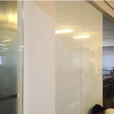 Imagem de Adesivo Branco Blackout Porta Vidro Janela 2m X 1m - BG Adesivos