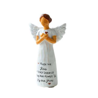 Imagem de Escultura: figura moderna de resina de anjo com coração de 15 cm