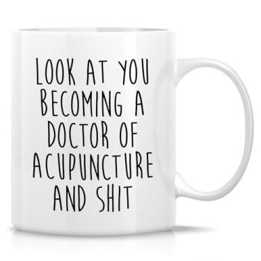 Imagem de Retreez Caneca engraçada de médico de acupuntura – Becoming a Doctor of Acupuncture Mug – Caneca de café ou chá de cerâmica de 325 ml – Presente de formatura para novo acupunturista licenciado