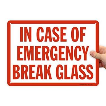 Imagem de SmartSign Placa "Em caso de quebra de vidro" de 25,4 x 35,5 cm com furos pré-limpos, impresso digitalmente, plástico HDPE de 55 mm, vermelho e branco