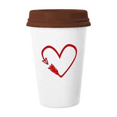 Imagem de Caneca vermelha com ilustração de coração e flecha com design vermelho, copo de cerâmica