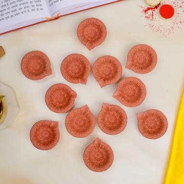 Imagem de SATVIK Conjunto de 12 peças de argila Diya Diwali diâmetro com pavios de algodão para Puja Pooja tradicional feito à mão Terracota Earthen Vilakku Lâmpada de óleo Diyas Natural Mitti Welcome Deepawali Decoração Indiana Itens para presente