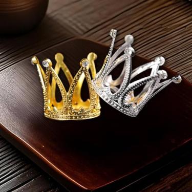 Imagem de Conjunto de mini estátuas de coroa de cristal para decoração de bolos, ocasiões especiais, 2 peças, design elegante para decoração de festas e eventos (3 x 4 cm)