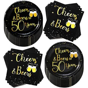 Imagem de Conjunto de utensílios de mesa Cheers & Beers para festa de 50 anos, pratos de 17,7 cm e guardanapos para artigos de aniversário preto e dourado, decoração de festa de 50 anos de aniversário de uísque (serve 20)